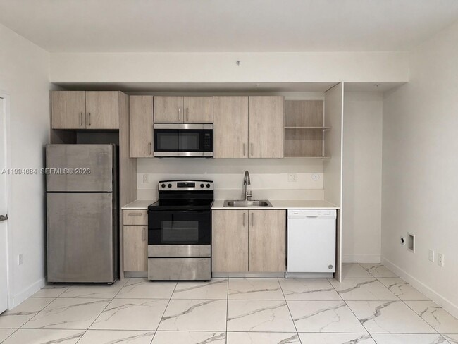 Building Photo - 420 SW 7th Ave