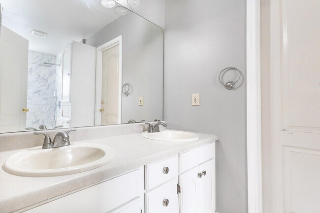 Building Photo - 312 Cambridge Loop