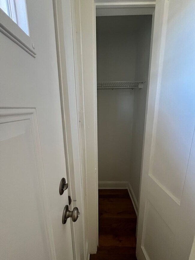 Building Photo - Newly-RENOVATED 2/2 House in a prime location!