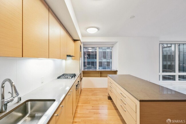 Building Photo - 301 Mission St