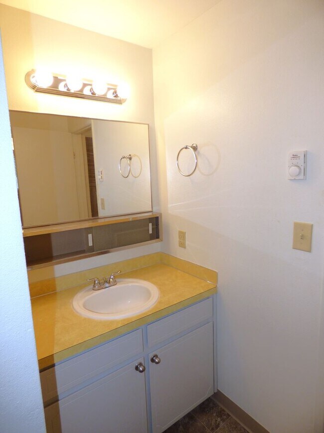 Building Photo - Cumjul05 - 1053-1055 Lansford Dr SE