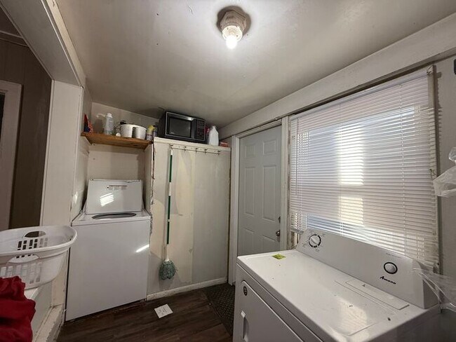 Building Photo - $2,850 | 5 Bedroom, 2 Bathroom House | NO ...