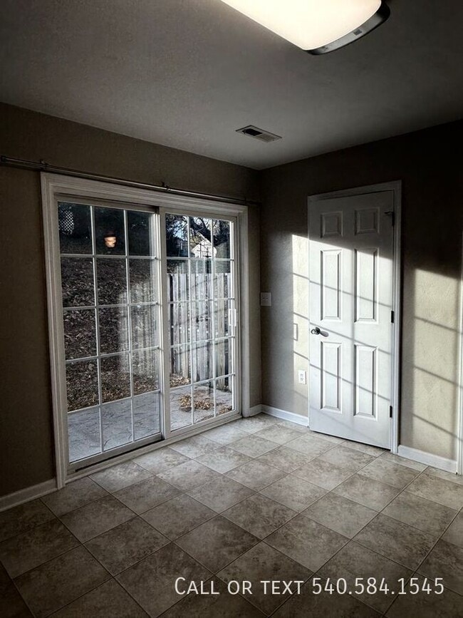 Building Photo - 160 Gretchen Ct