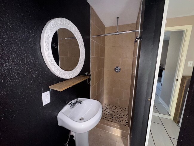 Building Photo - Lovely 3 Bedroom, 2 Bath Bungalow in the H...