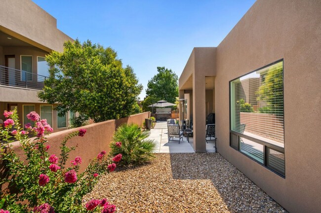 Building Photo - Luxurous 4 Bedroom Golf Course Home