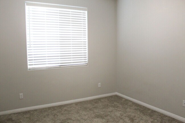 Building Photo - Northwest Bakersfield Home in the Village Green Community For Rent