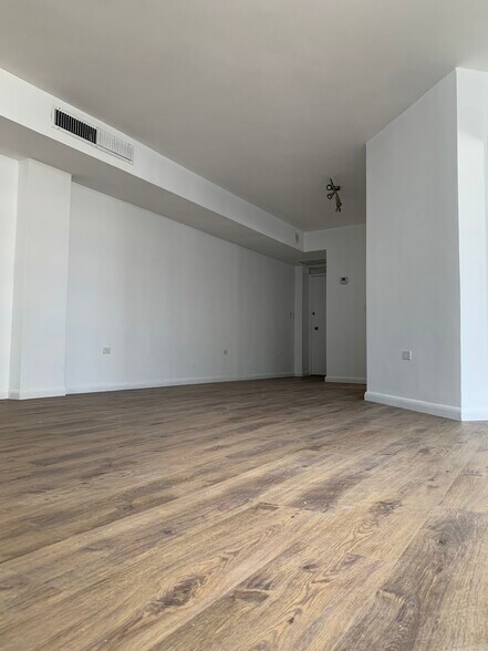 Building Photo - 999 Brickell Bay Dr