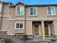 Building Photo - Beautiful 3/3/2 West Side Townhome with Views Available Now!!!