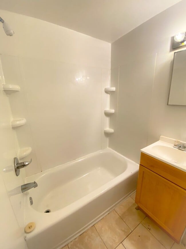 Building Photo - 2 Bedroom/1 Bathroom House For Rent