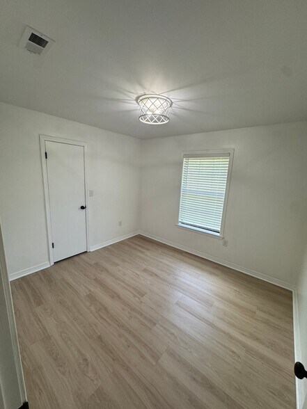 Building Photo - 121 Walker Cir W