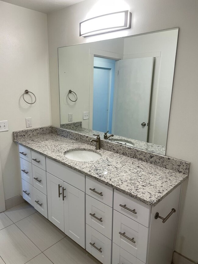 Building Photo - Twin Home with a 3-bedroom 1.5 Bath and Fenced Backyard