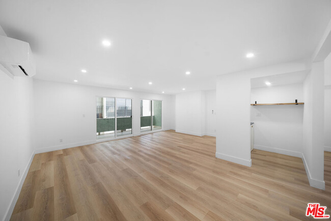 Building Photo - 605 San Vicente Blvd