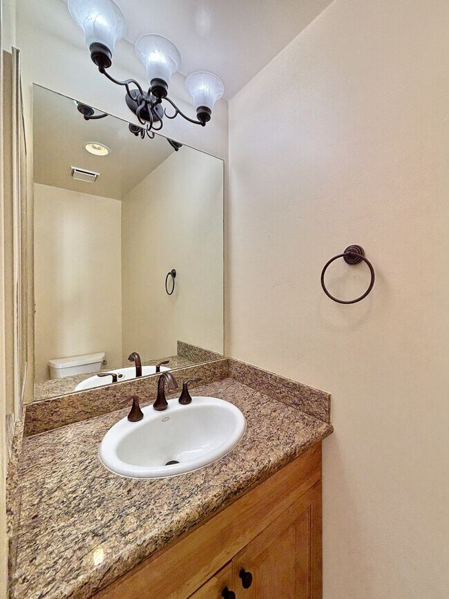 Building Photo - Stunning 4BD/3.5BA Townhouse in Pacific Be...