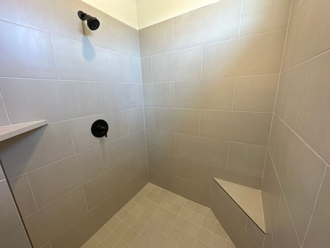 Building Photo - 3 bed plus office / 2.5 bath / 3 car Singl...