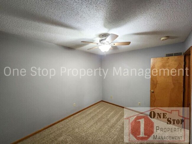 Building Photo - 4 bedroom, 2.5 bathroom, 2 car garage home...
