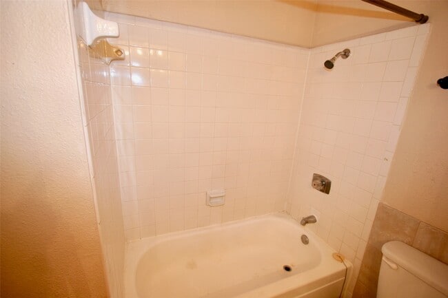 Building Photo - 17401 Red Oak Dr