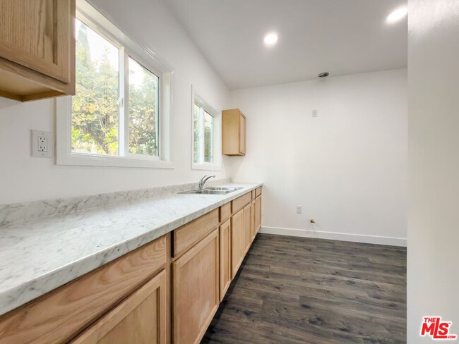 Building Photo - 908 Normandie Ave