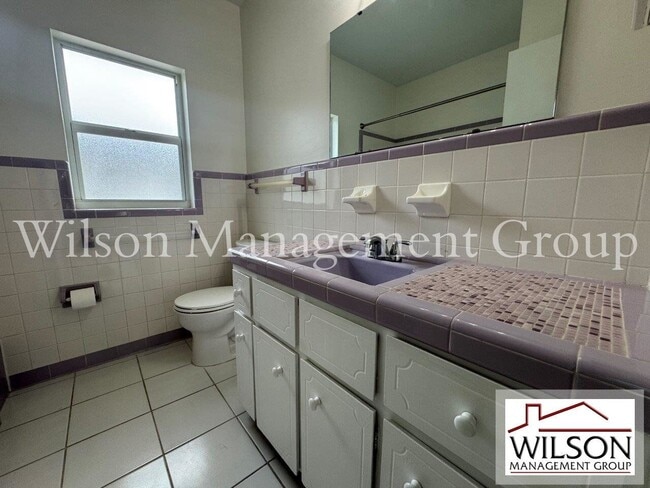 Building Photo - 206 E Yale St