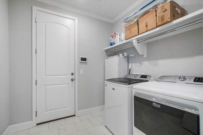 Building Photo - Canterbury Townhome