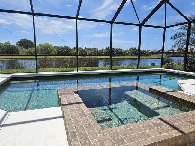 Building Photo - Seasonal Short-Term 3 Bedroom 2 Bathroom Heated Pool Home located in Venetian Club & River Club!