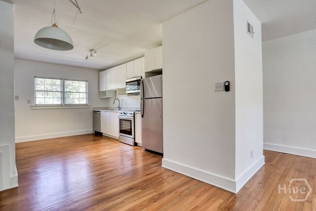 Building Photo - 916 Maupas Ave