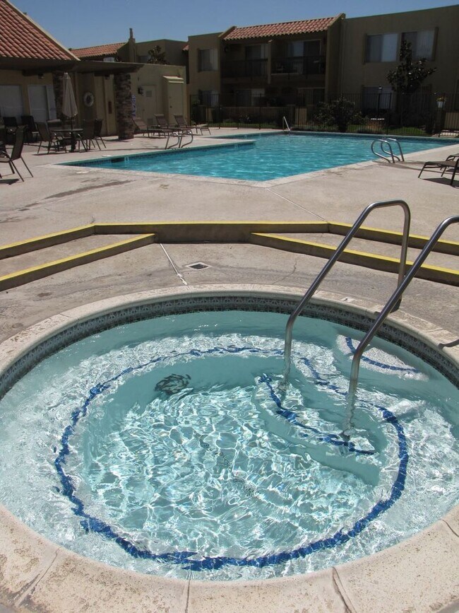 Building Photo - Downstairs 1 Bedroom Unit with Front Patio...
