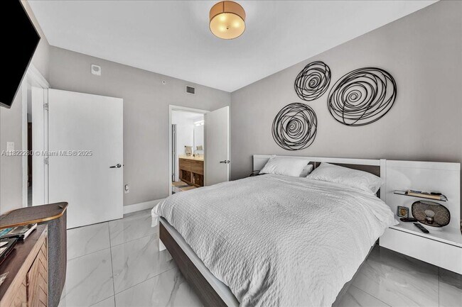 Building Photo - 16385 Biscayne Blvd