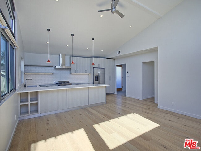 Building Photo - 806 6th Ave