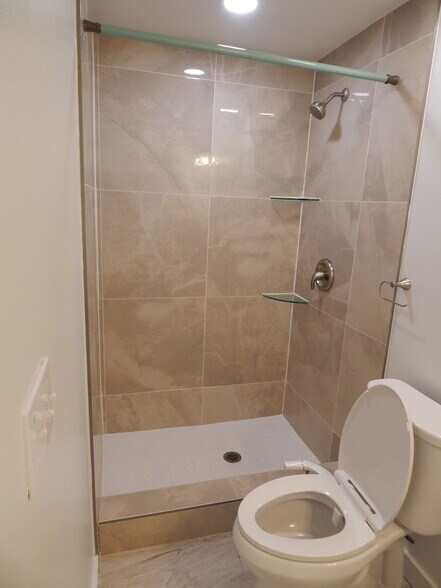 En-Suite Bathroom - 3388 Harrison Rd