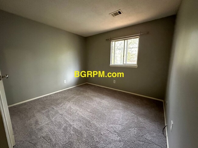 Building Photo - 3 Bd, 1 1/2 BA, home in Jacksonville