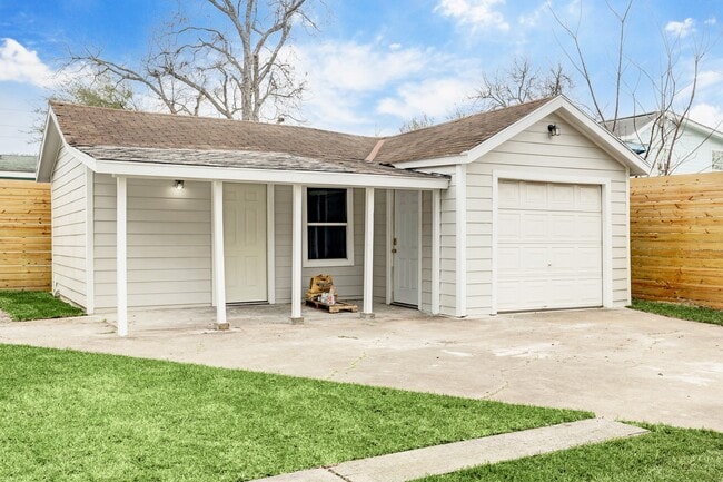 Building Photo - 2721 Engelke St