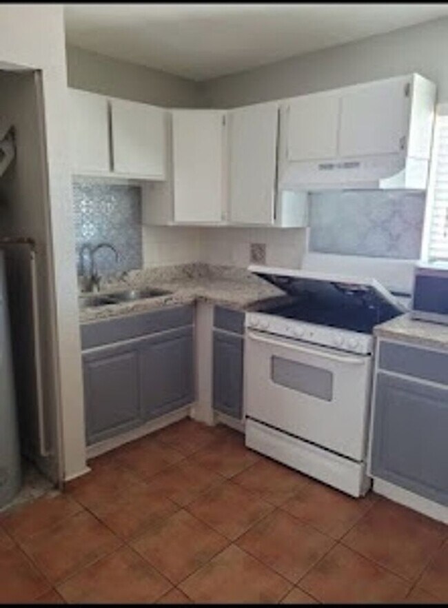Building Photo - Charming 2BR Duplex in Surprise