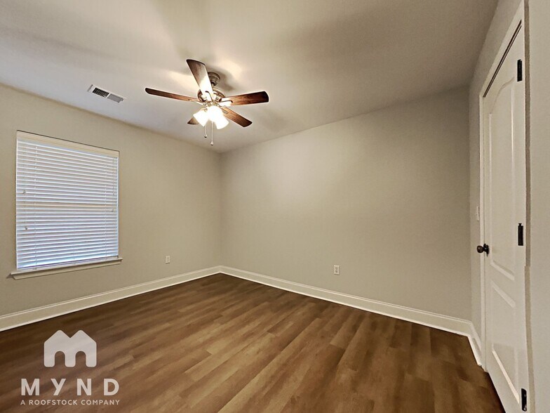 Building Photo - 2086 Edgewood Dr