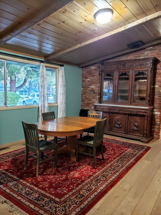 Building Photo - Mostly Furnished Bishop home with large li...