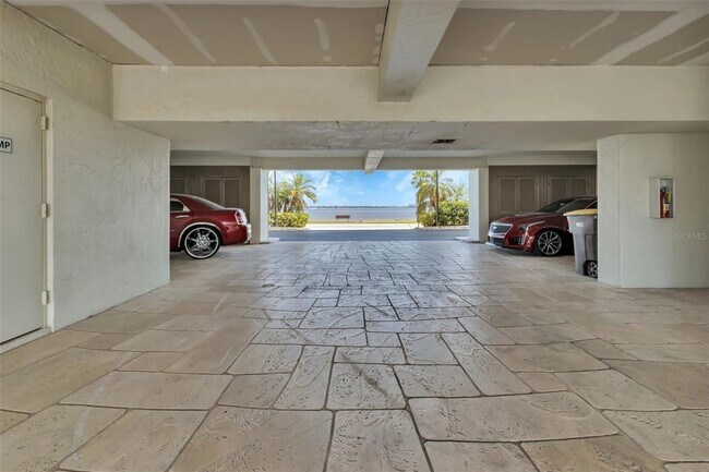 Building Photo - 1500 Park Beach Cir