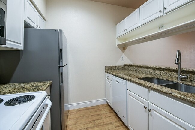 Building Photo - 2121 El Paseo St