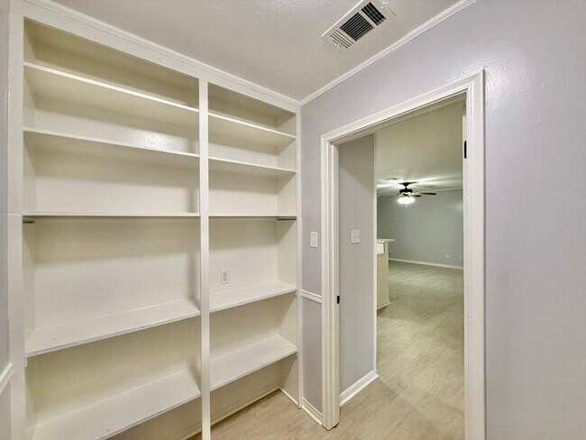 Building Photo - Charming 3-Bedroom Home! Tour Today!