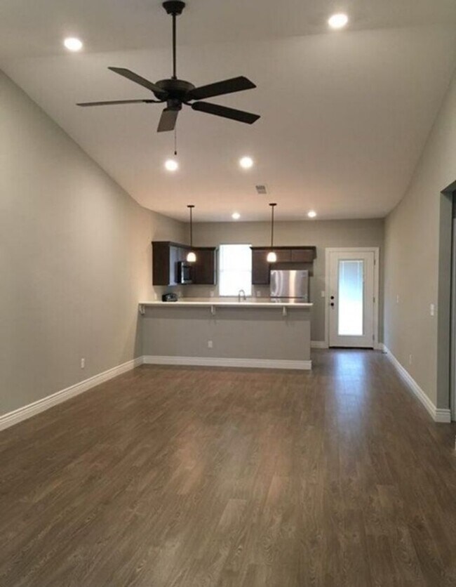 Building Photo - 5519/23 N Edwards Cir
