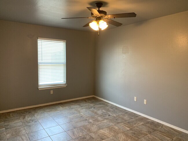 Building Photo - Beautiful duplex in Cooper School District!