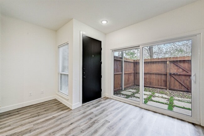 Building Photo - 2100 Tanglewilde St