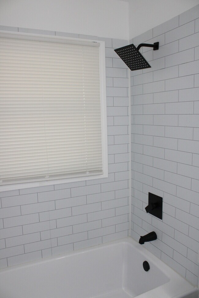Building Photo - Move in Special - 4bed 2 full bath in Inde...