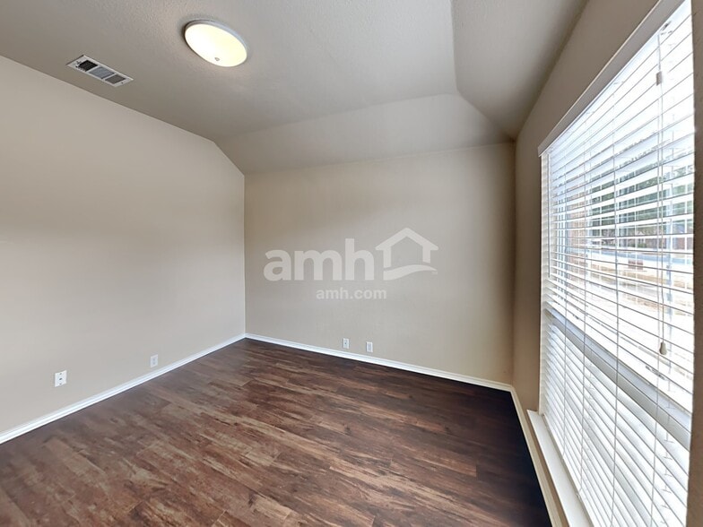 Building Photo - 2910 Saint Jude Dr