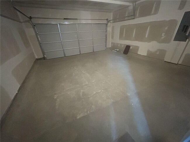 Building Photo - 79 Pineview Dr