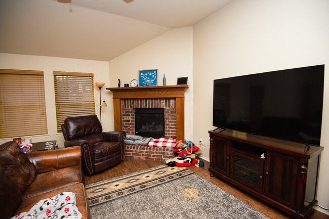 Building Photo - 912 S Linford Dr