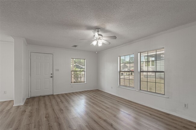 Building Photo - 112 Varsity Dr