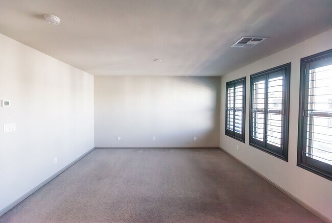 Building Photo - Rooftop Balcony