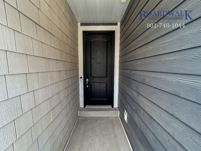 Building Photo - Spacious 3 bed in Quiet Community