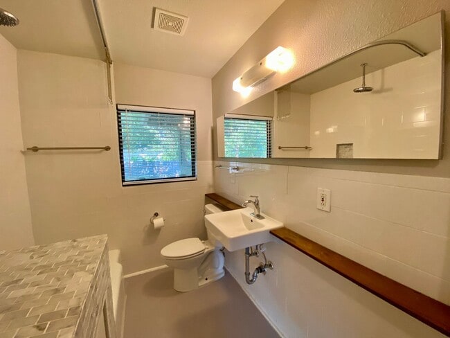 Building Photo - Charming 4 Bedrooms, 3 Bathrooms Home in Allandale!!!!