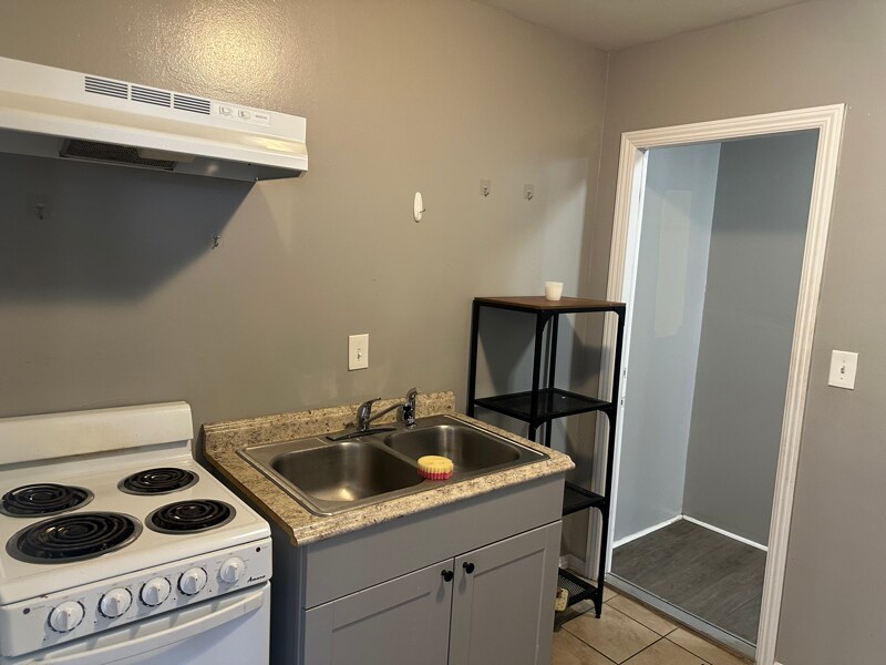 Building Photo - 422 E 41st St