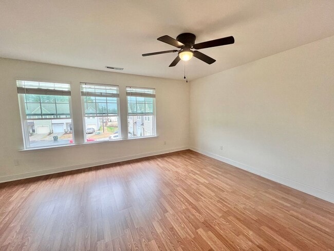 Building Photo - Stunning 3BD, 3BA Raleigh Townhome in an H...